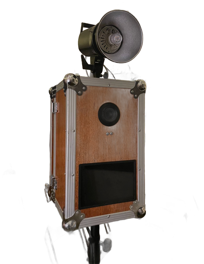 Die Fotobox von Lars Zumpe, freigestellt: Holzkorpus im Flightcase-Rahmen mit Studioleuchte und Touchscreen – mieten in Gummersbach und im Oberbergischen Kreis